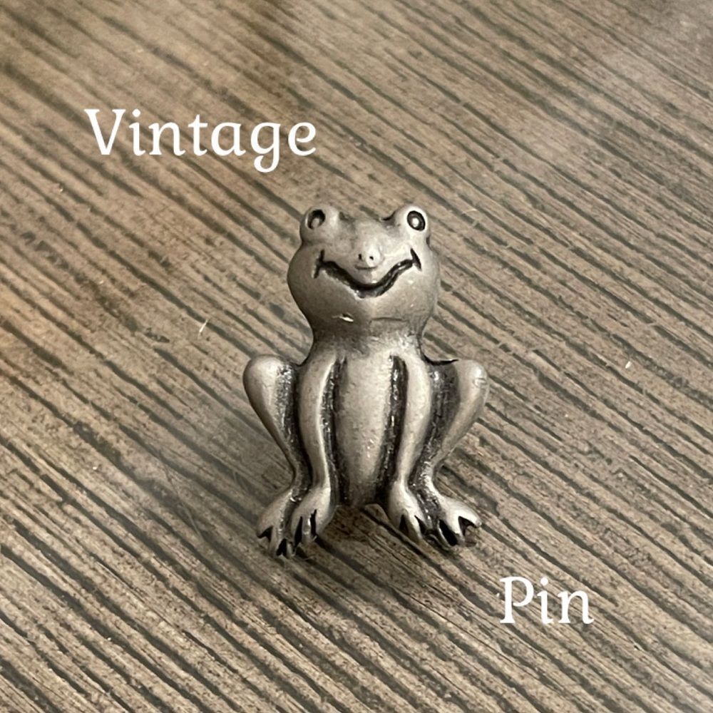 Vintage Pewter Colored Sitting Frog Pin - Tie Tac - Lapel Pin